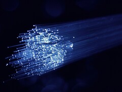 La FCC si muove per rafforzare la sicurezza dei cavi sottomarini diretti negli Stati Uniti. Nella foto: Un cavo in fibra ottica (Fonte: Denny Muller, Unsplash)