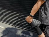 Lo smartwatch Charge 6 di Fitbit (nella foto) sta ricevendo un nuovo aggiornamento. (Fonte: Google)