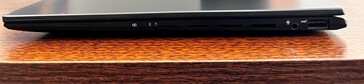 A sinistra: lettore MicroSD, jack da 3,5 mm, 1x USB-A 3.2 Gen2