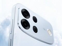 L'Oppo A7 Pro Max (nella foto) è dotato di una batteria ancora più capiente rispetto all'A6 Pro.