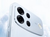 L'Oppo A7 Pro Max (nella foto) è dotato di una batteria ancora più capiente rispetto all'A6 Pro.