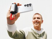 Il nuovo Grip Power Bank di Sharge (nella foto) funge da telecomando per la fotocamera. (Fonte: Sharge)
