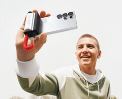 Il nuovo Grip Power Bank di Sharge (nella foto) funge da telecomando per la fotocamera. (Fonte: Sharge)