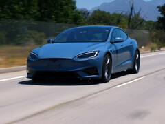 La Tesla Model S Plaid del 2026 in un nuovo colore Frost Blue Metallic. (Fonte: Jay Leno Garage/YT)