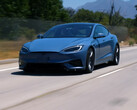 La Tesla Model S Plaid del 2026 in un nuovo colore Frost Blue Metallic. (Fonte: Jay Leno Garage/YT)
