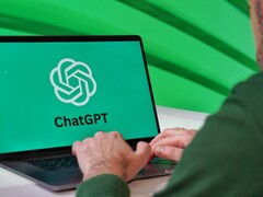 Un uomo sta digitando su un computer portatile con il logo di ChatGPT visibile sullo schermo
