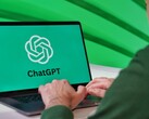 Un uomo sta digitando su un computer portatile con il logo di ChatGPT visibile sullo schermo
