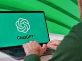 Un uomo sta digitando su un computer portatile con il logo di ChatGPT visibile sullo schermo