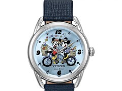 L’orologio Citizen FE7097-05W Eco-Drive presenta un quadrante azzurro cielo