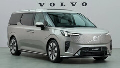 Volvo ha presentato il suo primo furgone completamente elettrico, l'EM90.