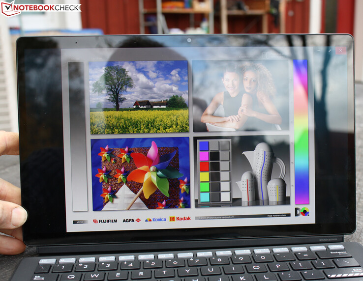 Il Vivobook 13 Slate OLED (T3300) alla luce del giorno