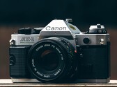 Si dice che la Canon EOS R8 Mark II tragga ispirazione dal design della Canon AE-1