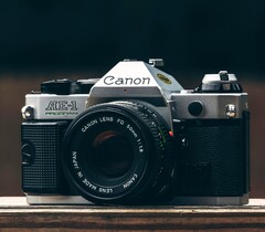 Si dice che la Canon EOS R8 Mark II tragga ispirazione dal design della Canon AE-1