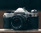 Si dice che la Canon EOS R8 Mark II tragga ispirazione dal design della Canon AE-1