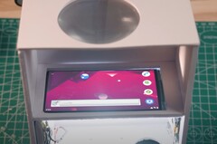 I proiettori fai-da-te non sono una novità, ma non è necessario avere competenze di livello DIY Perks per costruire questo (Fonte immagine: Huy Vector via YouTube)