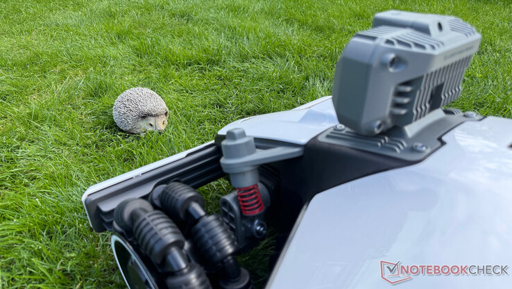 Il LiDAR Mammotion Luba Mini AWD si comporta perfettamente nel rilevamento degli ostacoli