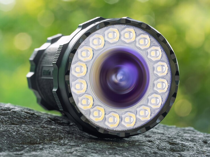 L’Olight Marauder 3 è dotato di un fascio luminoso centrale con lente asferica e di un anello di LED per la luce diffusa.