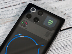 RedMagic sta apparentemente permettendo ai suoi nuovi telefoni da gioco di superare i limiti di sicurezza per i punteggi più alti. Nella foto: il retro di 11 Pro.