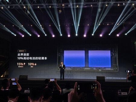 La diapositiva di Huawei che illustra le nuove batterie al silicio drogato