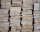 Alte pile di fascicoli cartacei raccolti in mazzi e legati con lo spago