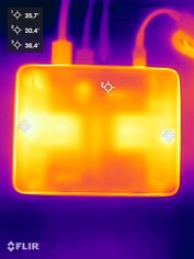 Asus NUC 15 Pro+ durante lo stress test (lato superiore)