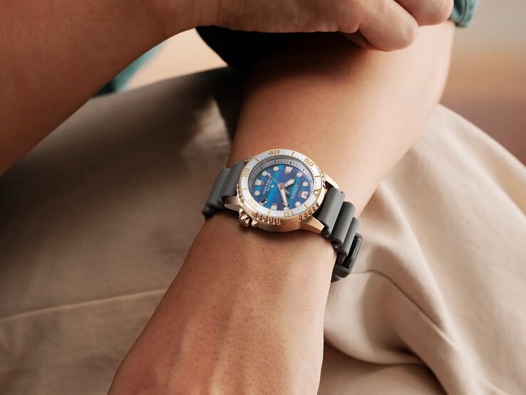 Con i suoi 36,5 mm, la cassa offre un'interpretazione più compatta del moderno orologio subacqueo.