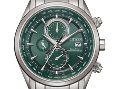 Orologio Citizen World Chronograph A.T. AT8260-85X con quadrante verde, cassa e bracciale in acciaio inossidabile, tre contatori e scala dell’ora mondiale.