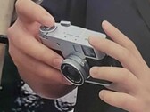 Immagine hands-on della fotocamera compatta Fujifilm XHalf. 