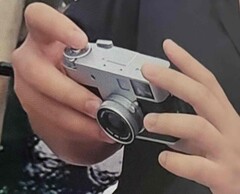 Immagine hands-on della fotocamera compatta Fujifilm XHalf. 