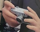 Immagine hands-on della fotocamera compatta Fujifilm XHalf. 