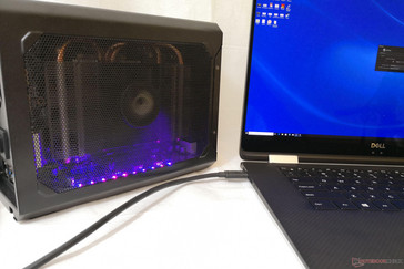 Luci RGB lungo il lato inferiore che si attivano automaticamente insieme alla GPU