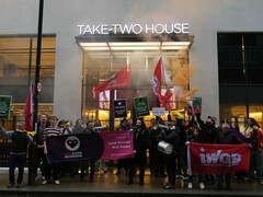 I membri dell’IWGB e dell’RGWU manifestano davanti alla Take Two House