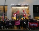 I membri dell’IWGB e dell’RGWU manifestano davanti alla Take Two House