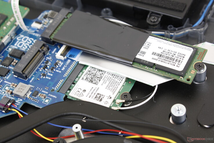 Il modulo rimovibile M.2 WLAN si trova sotto uno degli SSD M.2. Non abbiamo notato problemi di connettività quando accoppiato con il nostro router Netgear RAX200 Wi-Fi 6
