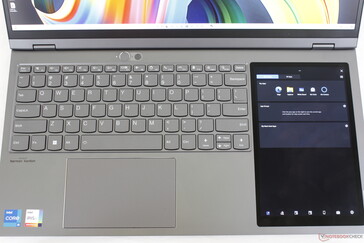 Le dimensioni della tastiera e del clickpad non sono state ridotte per fare spazio al touchscreen secondario da 8 pollici