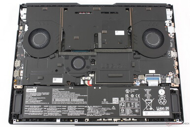 Legion Pro 7i è dotato di tre ventole e di una copertura in metallo
