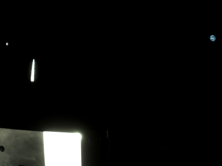 Immagine ripresa da StowCam che mostra la Terra a destra e la Luna a sinistra. (Fonte: NASA/Goddard/Università dell'Arizona/Lockheed Martin)