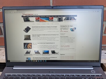 Utilizzo del Lenovo ThinBook 15 Gen2 all'aperto (all'ombra in una giornata di sole)