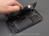 Un iPhone 13 Pro, sezionato per le fotocamere. (Fonte: WekiHome)