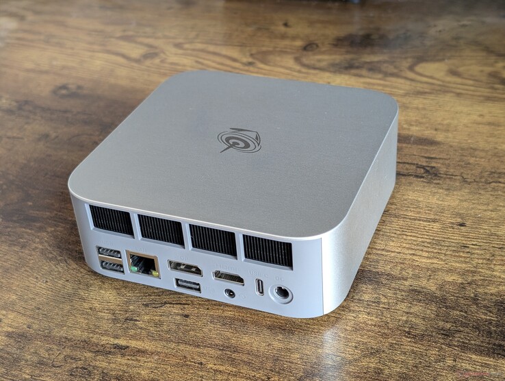 Posteriore: 2x USB-A 3.2 Gen. 2 (10 Gbps), RJ-45 (2,5 Gbps), DisplayPort 1.4, USB-A 2.0, HDMI 2.1, cuffie da 3,5 mm, USB-C 10 Gbps con DisplayPort + Power Delivery, adattatore CA