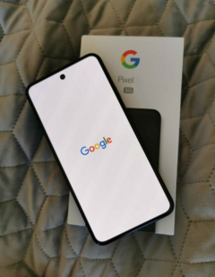 Un bozzetto di come il Pixel 5 apparirebbe con una foratura centrata. (Fonte: eBay - modificato)