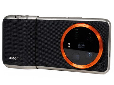 Lo Xiaomi 14 Ultra con il kit fotografico: Un anello d'accento arancione