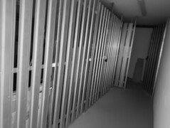 Immagine di visione notturna del corridoio della cantina: I dettagli sono ancora visibili sulla parete a 10 metri di distanza.