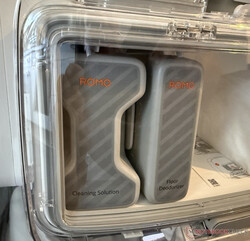 I due contenitori di detersivo dietro il plexiglas