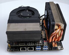 L'FA65G è dotato di raffreddatori CPU e GPU personalizzati e di una rara configurazione di GPU MXM. (Fonte dell'immagine: 小明白 su Youtube)