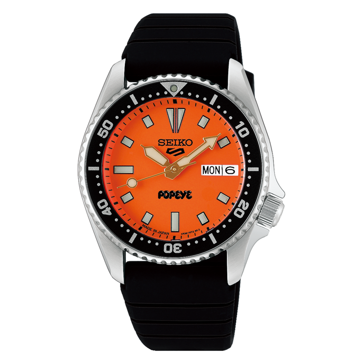 Vista frontale del Seiko 5 Sports x Popeye HDB013, che mostra il quadrante arancione e la lunetta girevole nera,