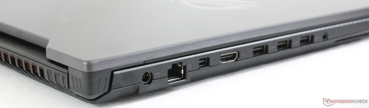 Lato Sinistro: Adattatore AC, Gigabit RJ-45, mDP 1.2, HDMI 2.0, 3x USB 3.1 tipo A, 3.5 mm combo audio