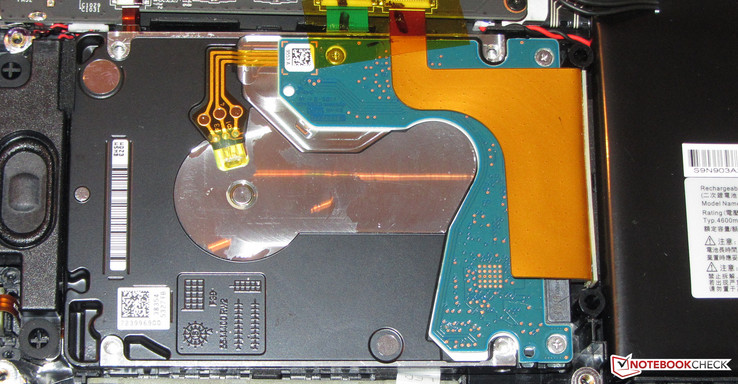 L'HDD può essere sostituito senza grossi problemi. L'SSD può essere sostituito solo dopo la rimozione della scheda madre.