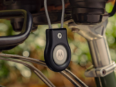 Il Moto Tag 2 - raffigurato all'interno di una custodia portachiavi appesa. (Fonte: Motorola)