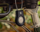 Il Moto Tag 2 - raffigurato all'interno di una custodia portachiavi appesa. (Fonte: Motorola)